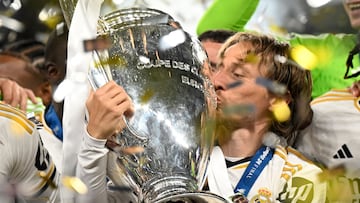 Luka Modrić besando la 15º Champions del Real Madrid. 