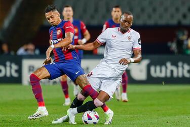 Raphinha y Likebakio durante el partido.