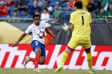 Futbol, Chile v Bolivia.
Copa America centenario 2016.
El jugador de la seleccion chilena Jean Beausejour, izquierda, disputa el balon con Carlos Lampe de Bolivia durante el partido del grupo D de la Copa America Centenario en el estadio Gillette de Foxborough, Estados Unidos.
10/06/2016
Andres Pina/Photosport***********