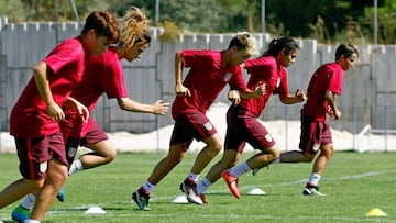 Algunas jugadoras del Femenino durante una sesi&oacute;n de entrenamiento.