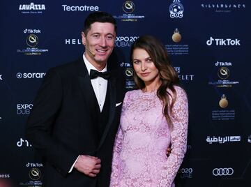 Robert Lewandowski del Bayern Munich posa con su esposa Anna cuando llegan a los Globe Soccer Awards 2021