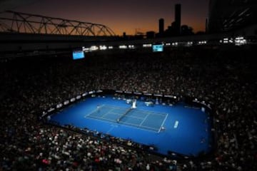 Cae la noche en Melbourne.