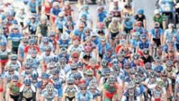 <b>ASÍ SERÍA EL PELOTÓN. </b>Esta imagen pertenece al Mundial de Madrid 2005. El pelotón tendría este aspecto en las grandes si se compitiera por equipos nacionales.