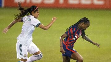 East Hartford (United States), 01/07/2021.- Crystal Dunn (R) of the USA keeps the ball from Daniela Espinosa (L) of Mexico during the second half of the friendly match between the USA and Mexico at Rentschler Field, in East Hartford, Connecticut, USA, 01 