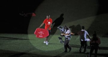 Jugadores y aficionados en el estadio Sánchez Pizjuán.