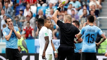 Néstor Pitana, arbitrando el Francia-Uruguay.