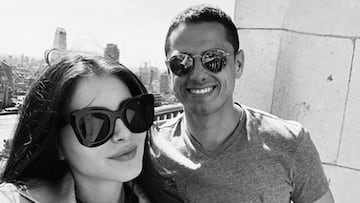 Andrea Duro y Chicharito posando sonrientes en una terraza