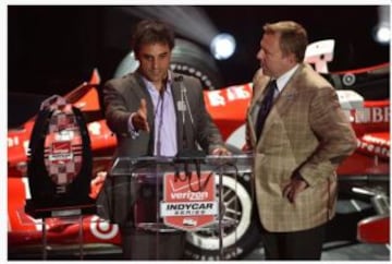 Juan Pablo Montoya se dirige al público, ¿Dixon o Power?