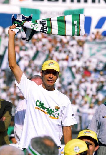 El histórico jugador mexicano anotó 13 goles durante la fase regular de dicho torneo, mientras que en la Liguilla logró nueve dianas, incluyendo un triplete en la Semifinal contra La Franja del Puebla.
Curiosamente hasta hoy en día, es el único mexicano que ha conseguido ser campeón de goleo y en el mismo torneo levanta el trofeo de Liga MX