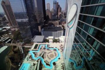 En un hotel tienen una piscina con la silueta del estado de Texas y un trofeo Lombardi gigante.... Es la Super Bowl, es show timeeee...