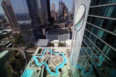En un hotel tienen una piscina con la silueta del estado de Texas y un trofeo Lombardi gigante.... Es la Super Bowl, es show timeeee...