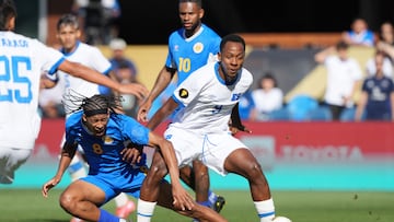 Jun 17, 2025; San Jose, California, USA; El Salvador midfielder Brayan Gil (9) and Curacao midfielder Livano Comenencia (8) battle for the ball in the first half during a group stage match of the 2025 Gold Cup at PayPal Park. Mandatory Credit: Darren Yamashita-Imagn Images
