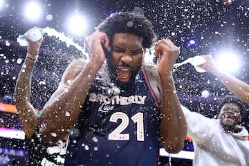 El actual MVP de la NBA est¨¢ demostrando esta temporada que sigue con hambre y quiere hacer a su 76ers unos candidatos serios al anillo, y qu¨¦ mejor forma de reivindicar su poder¨ªo que con una noche hist¨®rica. 70 puntos para el p¨ªvot camerun¨¦s en la victoria 133-123 ante los San Antonio Spurs, equipo en el que juega el gran proyecto de futuro de la NBA, V¨ªctor Wembanyama, al que JoJo quiso darle su particular bienvenida. A?ade m¨¦rito conseguir tal cifra de
puntos sin apenas lanzar de tres, 1 de 2 intentos desde m¨¢s all¨¢ de la l¨ªnea para un total de 23 de 39 en tiros de campo, completando la marca con un gran 21 de 23 en tiros libres. El dominio de este jugador en la media distancia es en muchas ocasiones apabullante para los rivales, movi¨¦ndose con la finura de un escolta pero con los kilos y la altura de los m¨¢s grandes jugadores de la liga. Embiid ya ha demostrado en muchas ocasiones que es un jugador m¨¢s que eficaz en temporada regular, y el siguiente paso es llevar a la franquicia en la que milita desde su llegada a la liga al siguiente nivel en los Playoffs.