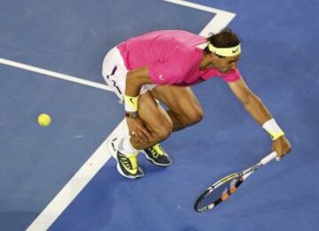 Rafael Nadal of Spain stretches to hit a return against Dudi Sela of Israel during their men's singles third round match at the Australian Open 2015 tennis tournament in Melbourne January 23, 2015.      REUTERS/Carlos Barria (AUSTRALIA  - Tags: SPORT TENNIS)  