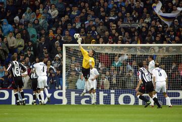 Iker Casillas despeja un balón durante la semifinal de la Champions League el 6 de mayo de 2003 frente a la Juventus