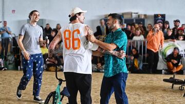 Matthias Dandois y Varo Hern&aacute;ndez se saludan al final de su batalla en el Urban Rural Ride de Francia. 