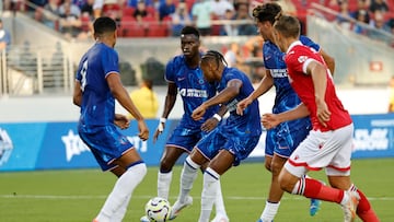 Santa Clara (United States), 25/07/2024.- Chelsea forward Christopher Nkunku (C) takes a shot on goal for a score against Wrexham AFC during a US Tour friendly match between Chelsea FC and Wrexham AFC in Santa Clara, California, USA, 24 July 2024. (Futbol, Amistoso) EFE/EPA/JOHN G. MABANGLO
