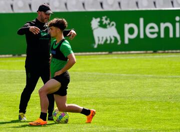 José Alberto, entrenador del Racing, y su jugador Yeray, en El Sardinero.