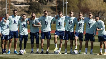 Los jugadores de la Selecci&oacute;n posaron as&iacute; al final de su entrenamiento de ayer en Las Rozas antes de viajar a Granada.