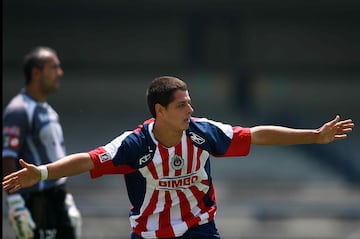 Chicharito Hernández festeja su gol ante los Pumas en el Clausura 2009.