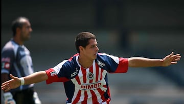 Chicharito Hernández festeja su gol ante los Pumas en el Clausura 2009.