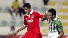 <b>GRAN IMAGEN. </b>Melgarejo y Juan Carlos pelean por el balón ayer en el Municipal de Portimao.