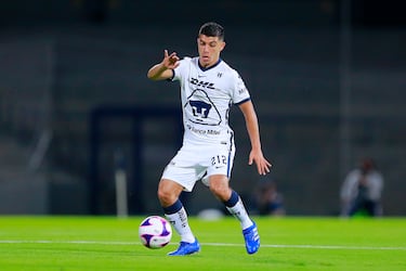 Durante su paso por Pumas UNAM y Necaxa U20, llevó dorsales como 212, 192, 302 y 295.  En México, los jugadores de categorías inferiores o recién promovidos al primer equipo usan dorsales de tres cifras porque los números del 1 al 99 están reservados para la plantilla principal. Al consolidarse en el primer equipo, los futbolistas generalmente adoptan dorsales tradicionales, muchas veces con valor simbólico.