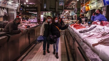 Dos personas pasan por un puesto de pescado en el Mercado Central de Valencia, a 24 de marzo de 2022, en Valencia, Comunidad Valenciana, (España). La Asociación de Supermercados de la Comunitat (ASUCOVA), la Asociación Valenciana de Consumidores y s (AVACU) y Mercavalència descartan que haya riesgo de desabastecimiento de productos por la huelga de transportistas, aunque piden a los clientes que no caigan en el "efecto papel higiénico" y que el Gobierno ponga solución al conflicto para que la situación no vaya a peor.
24 MARZO 2022;MERCADO DE ABASTOS;FRUTERÍA;NARANJAS;PATATAS;TOMATES. VIRGINIA;LECHUGA;COLIFLOR;BRÓCOLI;
Rober Solsona / Europa Press
24/03/2022
