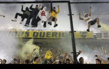 BAS01. BUENOS AIRES (ARGENTINA), 14/05/2015.- Simpatizantes de Boca Juniors aguardan el comienzo del partido ante River Plate hoy, jueves 14 de Mayo de 2015, por los octavos de final de la Copa Libertadores, en el estado de Boca Juniors en Buenos Aires (Argentina). EFE/David Fernández