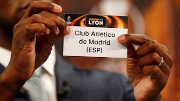 Eric Abidal, sacando la papeleta del Atlético de Madrid en el sorteo de la Europa League.