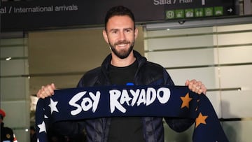 El lateral albiazul remarcó la pasión con la que viven el fútbol los aficionados de Rayados y Tigres.