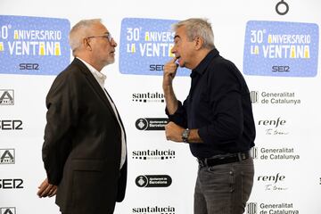 El primer presentador de 'La Ventana, Xavier Sardà, charla con el actual conductor del programa, Carles Francino.
