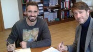Borja Fern&aacute;ndez firma junto con Carlos Su&aacute;rez su nuevo contrato con el Real Valladolid