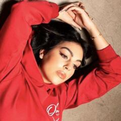 Georgina cuelga el cartel 'Sold Out' en el lanzamiento de las prendas de su nueva marca