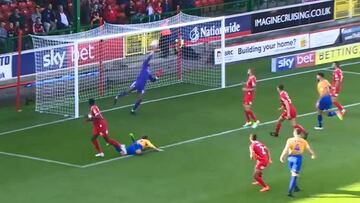 Vigouroux se lució con esta atajada en su vuelta al Swindon