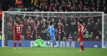 Alisson Becker tras marcar Luis Suárez. El VAR anuló el gol del jugador uruguayo por fuera de juego.