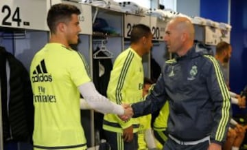 Rubén Yáñez tiene una cara de felicidad al saludar a Zidane. 