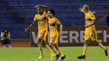 AME9220. SAN PEDRO SULA (HONDURAS), 05/04/2023.- Luis Quiñones (c-i) de Tigres de México celebra un gol junto a su compañero Diego Lainez (c-d) hoy, durante el partido por la ida de los cuartos de final de la Liga de Campeones de la CONCACAF entre Tigres y Motagua de Honduras, disputado en el estadio Olímpico Metropólitano de San Pedro Sula (Honduras). EFE/José Valle
