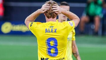 Álex, del Cádiz, se lamenta durante el partido.