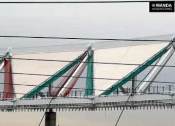 Pruebas de instalación de la membrana de teflón en el anillo de compresión que se sitúa en el fondo norte del Wanda Metropolitano.