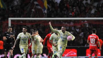 MEX7233. TOLUCA (MÉXICO), 19/10/2022.- Emilio Lara (c) del América celebra hoy con sus compañeros tras anotar contra el Toluca, durante un partido por la semifinal del torneo Apertura 2022 de la Liga MX, en el estadio Nemesio Diez en Toluca, Estado de México (México). EFE/Víctor Cruz
