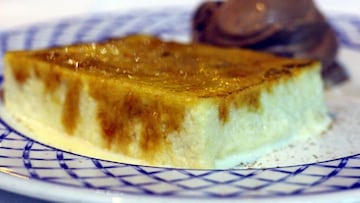 Torrija caramelizada con helado de chocolate y base de galleta.