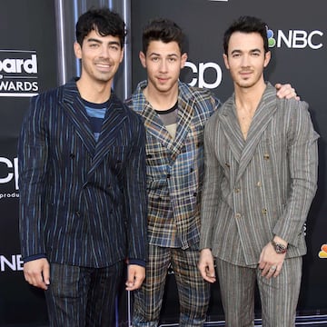 Joe Jonas, Nick Jonas, and Kevin Jonas de los Jonas Brothers. 