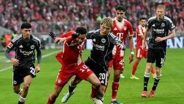MUNICH (Germany), 21/02/2026.- Jamal Musiala (L) of Munich in action against Ritsu Doan of Frankfurt (R) during the German Bundesliga soccer match between FC Bayern Munich and Eintracht Frankfurt in Munich, Germany, 21 February 2026. (Alemania) EFE/EPA/RONALD WITTEK CONDITIONS - ATTENTION: The DFL regulations prohibit any use of photographs as image sequences and/or quasi-video.