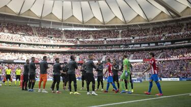 Pasillo del Elche al Atlético en el segundo partido de esta temporada 21-22. La afición dice no a ese gesto al Madrid.