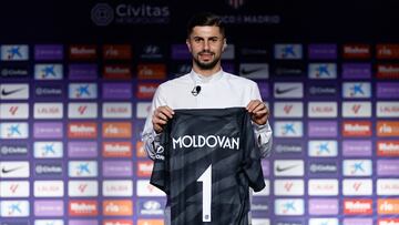 MADRID, 24/01/2024.- El portero rumano Horatiu Moldovan posa con su nueva camiseta durante su presentación como nuevo jugador del Atlético de Madrid, este miércoles en el Estadio Cívitas Metropolitano en Madrid. El Atlético de Madrid completó hoy miércoles el fichaje del portero de la selección rumana Horatiu Moldovan, por el que ha pagado los 800.000 euros de su cláusula de rescisión al Rapid Bucarest y que ha firmado por los próximos tres años y medio. EFE/ Rodrigo Jiménez
