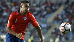 El jugador de Chile Ivan Morales controla el balon durante el partido del campeonato sudamericano Sub 20 contra Bolivia.