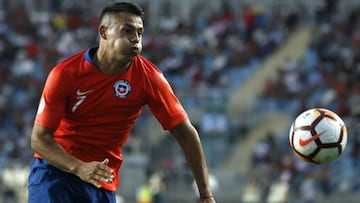 El jugador de Chile Ivan Morales controla el balon durante el partido del campeonato sudamericano Sub 20 contra Bolivia.