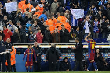 Entre aplausos y una ovación fue sustituido Iniesta en su primer derbi tras la Copa del Mundo.