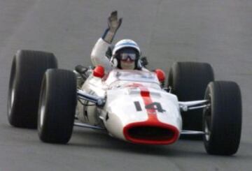 El campeón del mundo de Fórmula 1 y motos John Surtees en el Honda RA300 de 1957 F1 durante el 50 aniversario de Honda en el Twin Ring de Motegi, Japón.